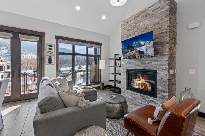 Blackstone luxury 3BR on golf course, outdoor swimming pool and clubhouse, walk to hiking trails