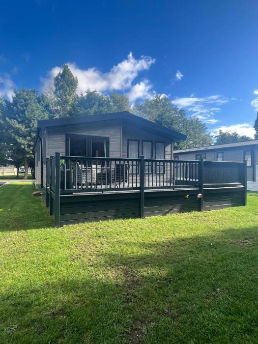 Copse View Lodge with Hot Tub