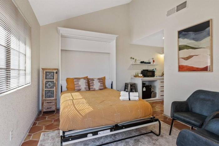 Studio on the Lake w Pool, Hot Tub & Tennis