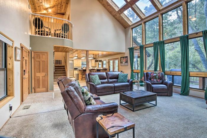 Spacious Pine Mountain Club Cabin w Fire Pit