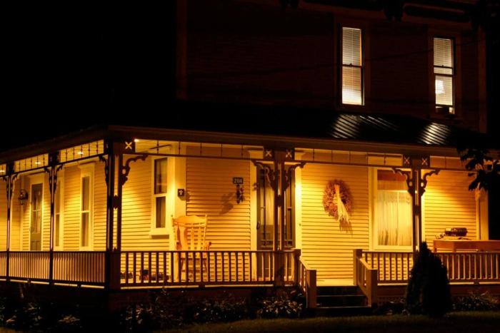 House & loft, pool table, ping-pong, fireplace, AC