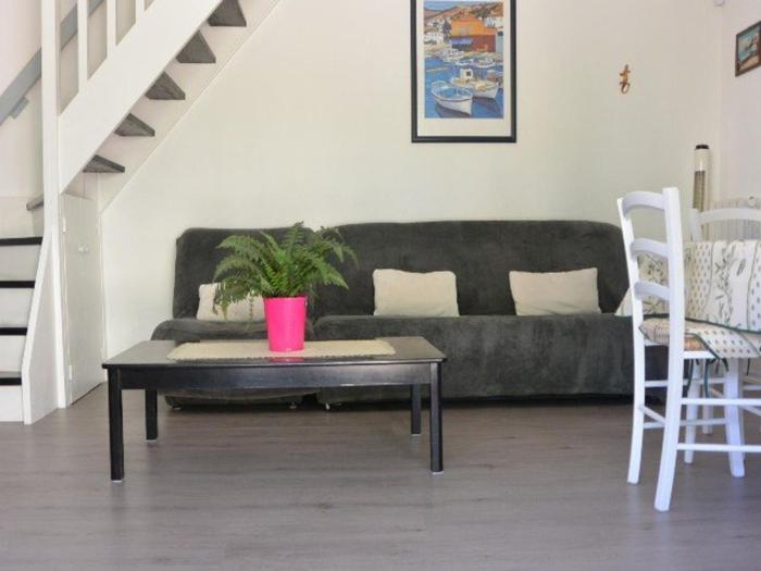 Villa mitoyenne T3 avec piscine et parking - FR-1-607-49