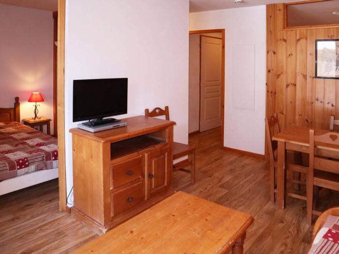 Appartement de standing avec piscine chauffée, sauna et accès skis aux pieds - FR-1-322-184