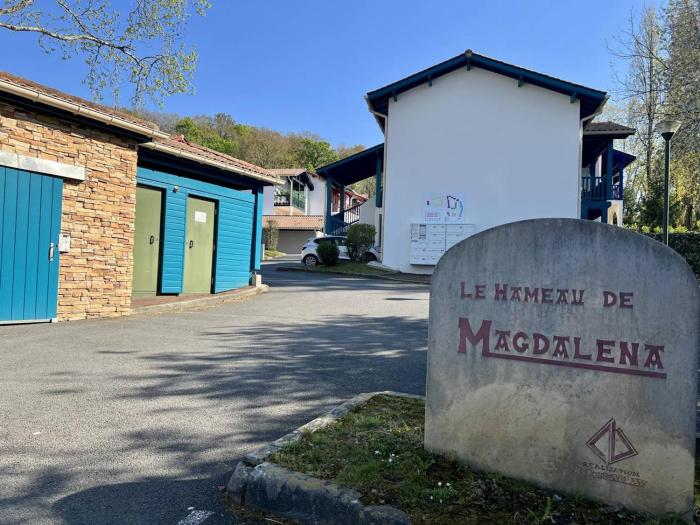 T2 confortable à Cambo avec piscine et parking - FR-1-495-82