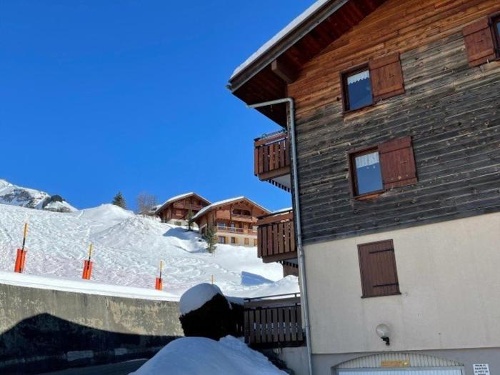 Appartement skis aux pieds, cosy 2 pièces, terrasse SudEst, 1er étage, idéal pour 4 personnes - FR-1-458-131