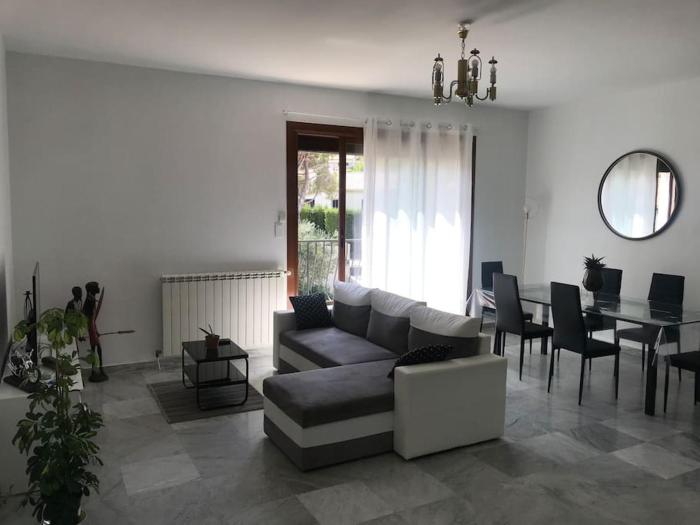 Haut de maison tout confort avec jardin et balcons