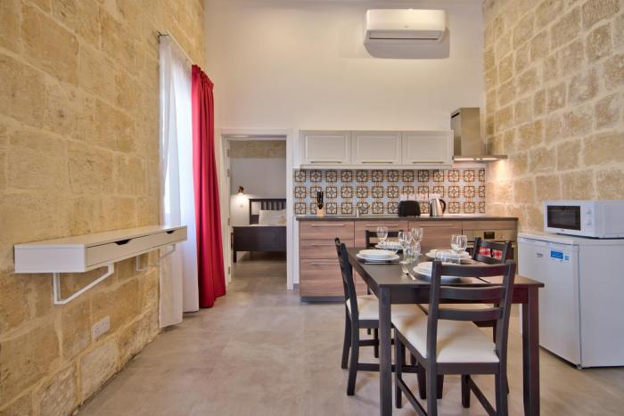Old Lodge Apartment 6 by Vallettastay