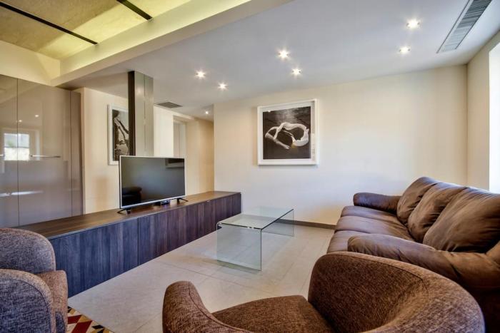 Orangerie 402 by Vallettastay