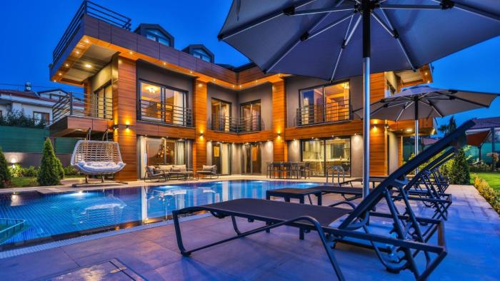 4 Bedroom Luxury Villa Close to Shops and Restaurants