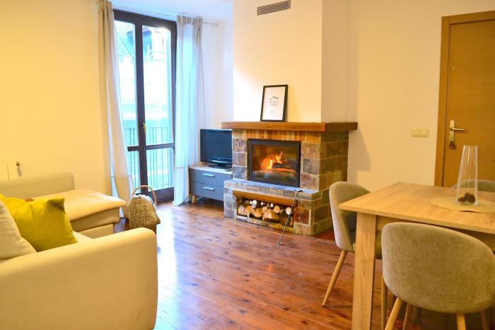 Modern apartament de muntanya amb llar de foc by RURAL DÀNEU