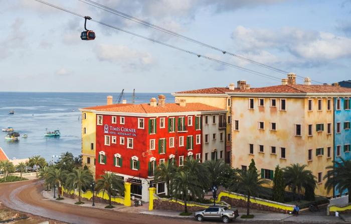 Times Corner Sorrento Hotel - Complimentary Sunset Town Tour 4pm to 5pm everyday