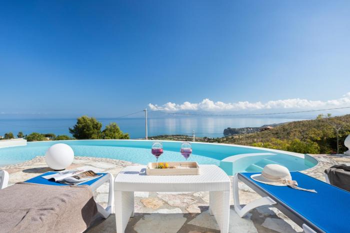 Villa vista mare con piscina a Sarmuci