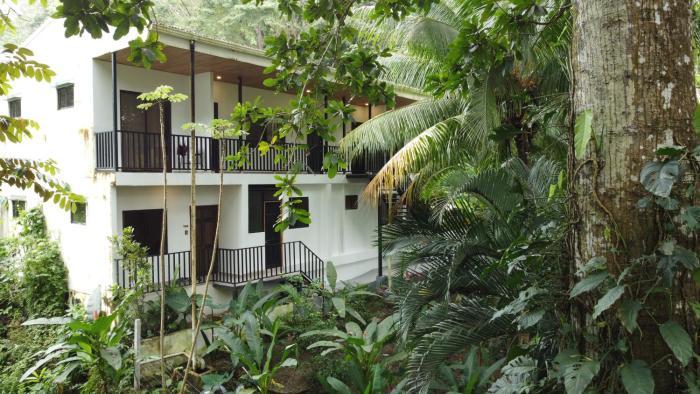 Riverside Apartments - Walk to the Beach in Santa Teresa! Newly Renovated!