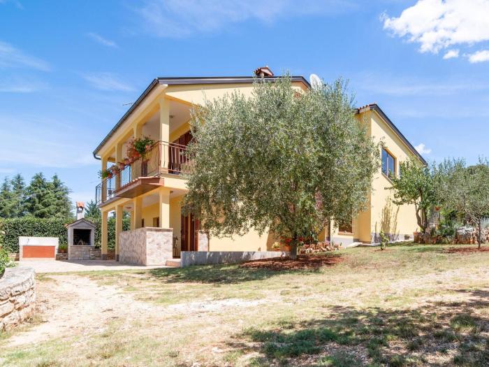 Secluded Apartment in Pore with Garden