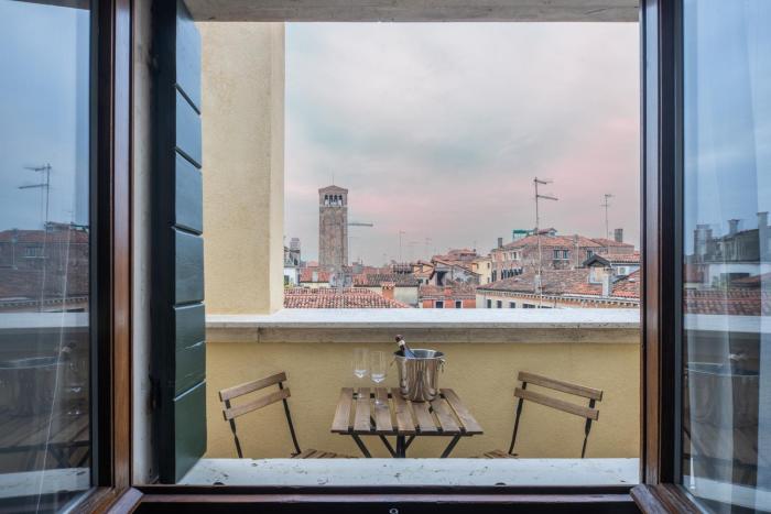 Bright Apartment On Venetian Roofs R&R