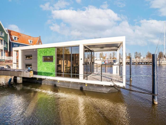 Beautiful houseboat with shared pool