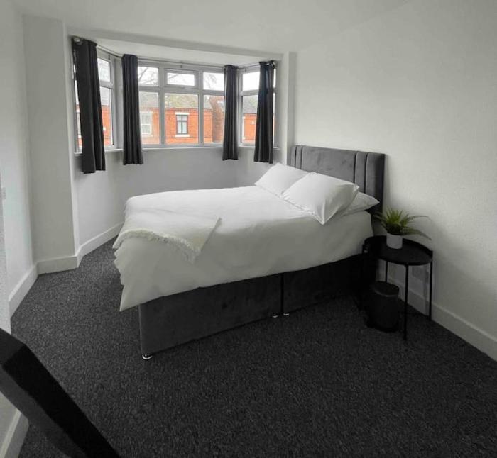 Lovely 3 Bedroom property with extensive parking