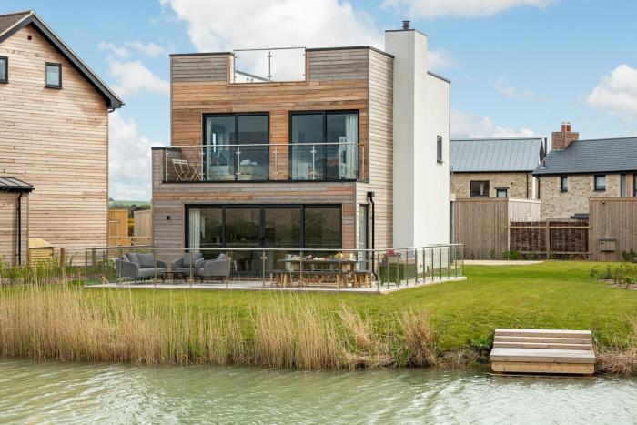 Lakeside property with a Spa on a nature reserve Woodsford WI22