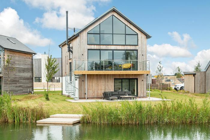 Lakeside property with spa access on a nature reserve Wakeling Island 11 WI11