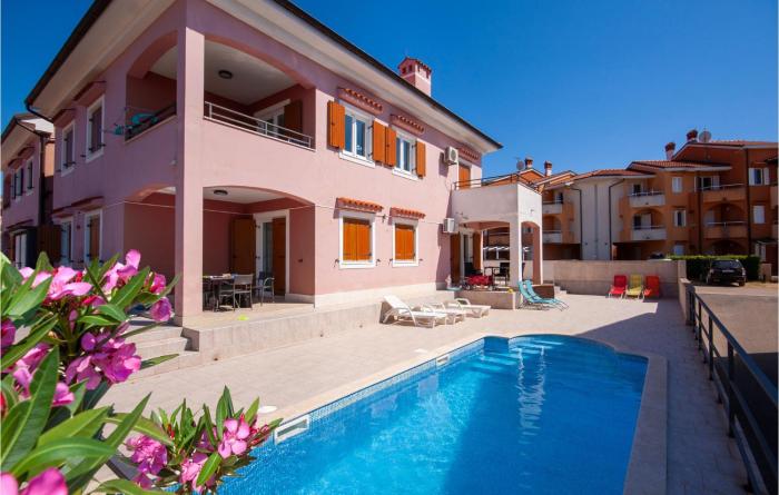 Beautiful apartment in Volme with Outdoor swimming pool and 2 Bedrooms