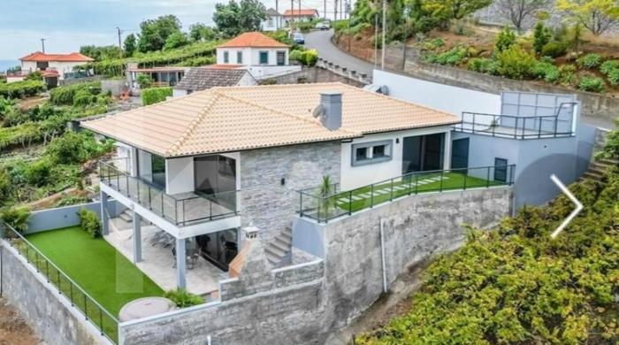 House - sleeps 3 free parking garden & jacuzzi