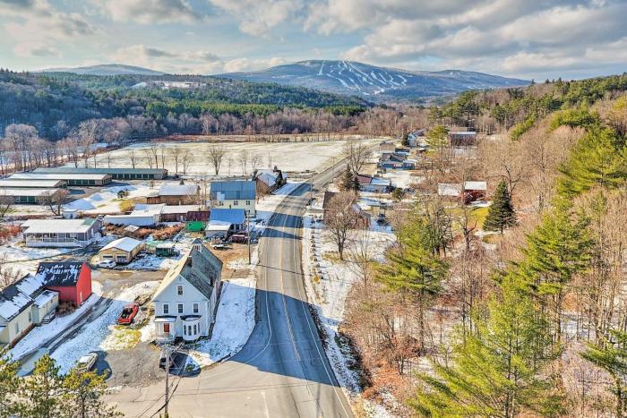 Comfy Ludlow Apartment about 3 Mi to Okemo Resort