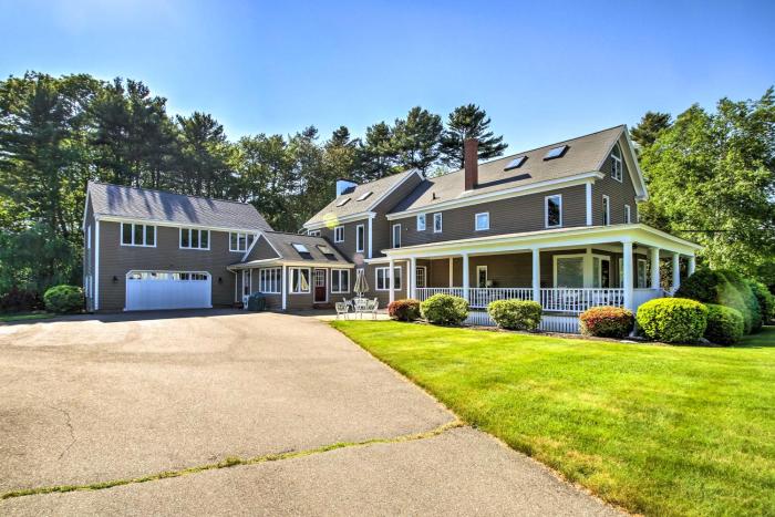 Large Kennebunk Home, Walk to Beach Less Than 2 Mi to Town