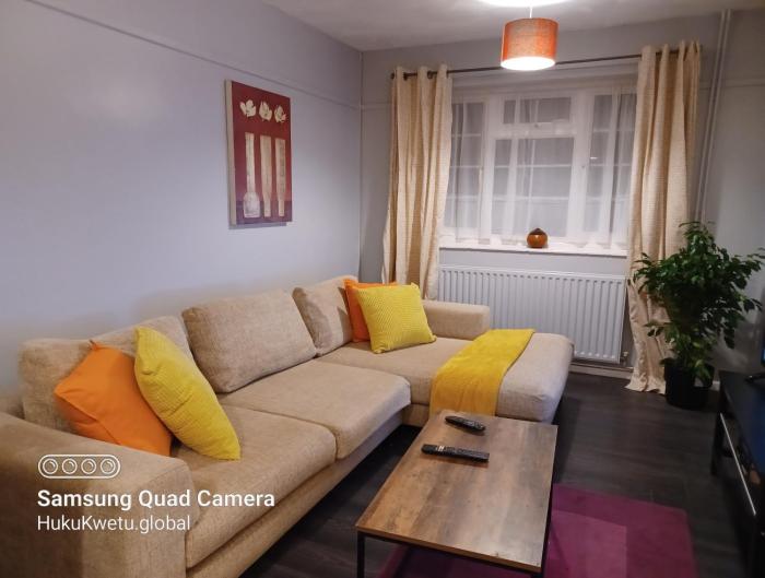 Poynters House - Huku Kwetu Luton & Dunstable - Spacious 2 Bedroom House-Private garden and parking