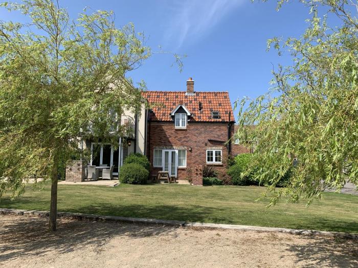 Anchor Down, The Bay, 2 bedrooms, patio, free parking, 2 small or 1 medium dog welcome