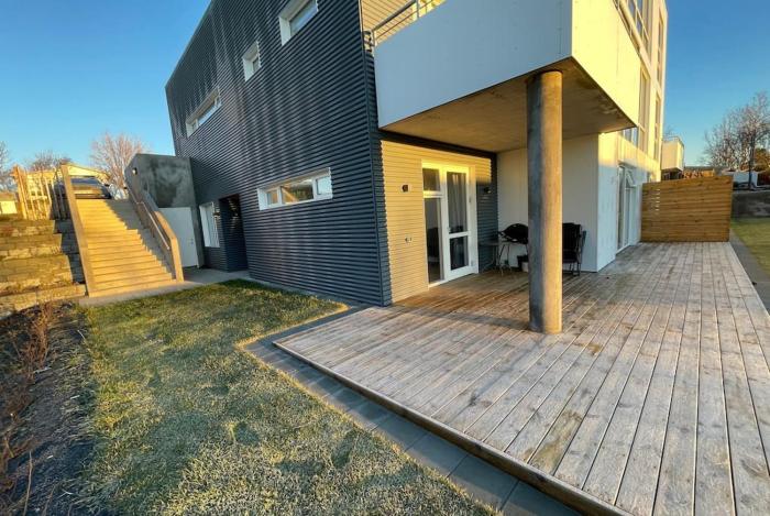 Modern and Spacious 2br apartment only 5,5 km drive from downtown Reykjavik