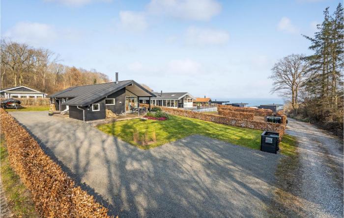 Beautiful Home In Juelsminde With Wifi
