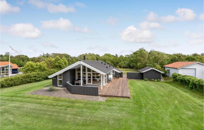 Beautiful Home In Højslev With Wifi