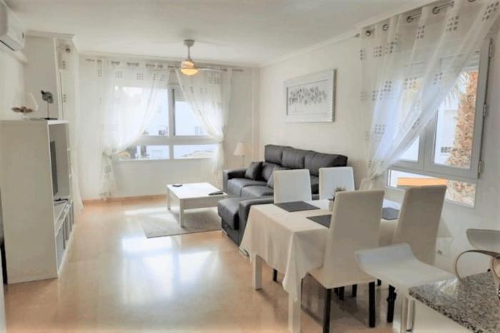 Beautiful 2 Bed Apartment on Villamartin Plaza