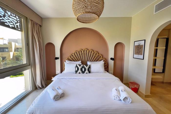 Spectacular & Soaring 2 BDR w Private Rooftop Jacuzzi & Beach Access