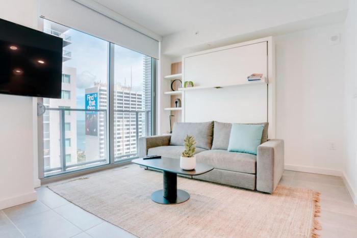 Modern and newly built studio with Pool, Gym, and Restaurant access