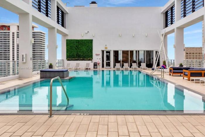 Sun-Splashed 1BR Condo unit in DWTN Miami with WFH