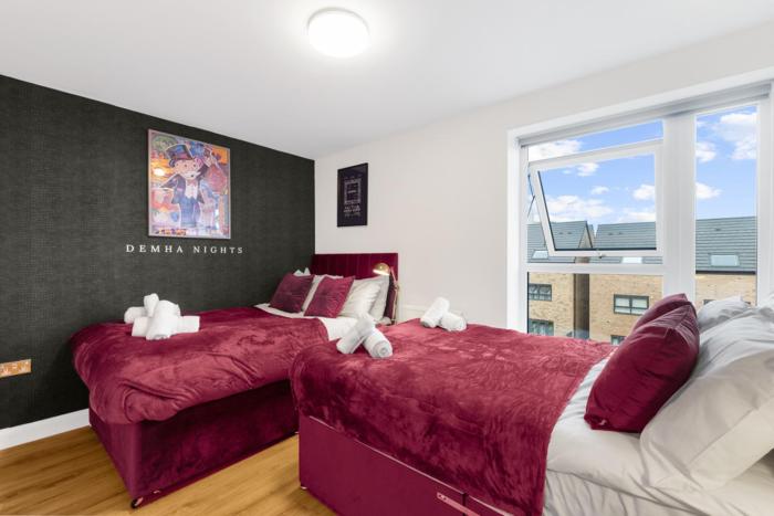 Monopoly Themed Apartment! Sleeps 7 with Free Parking + Smart 4K TVs