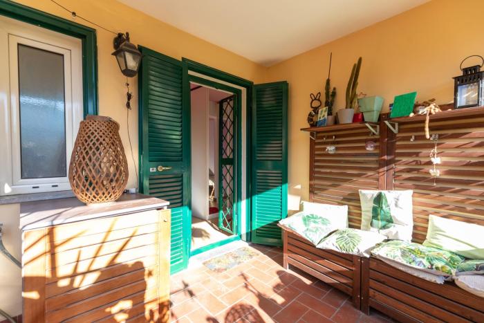 COLORED HOUSE UNTIL 7 PEOPLE ABOVE SqPLEBISCITO