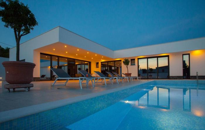 Villa Garma Beachfront - 3 Bedroom villa - Stunning Sea Views - Gym - Private Pier