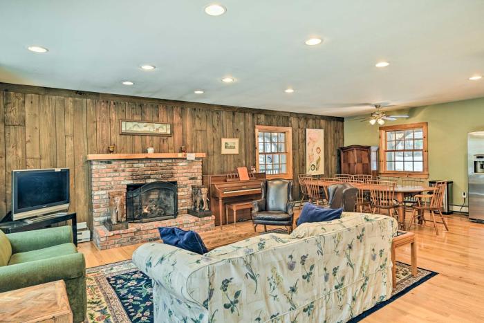 West Dover Home w Deck ~ 2 Mi to Mount Snow!