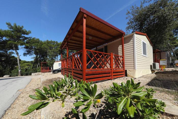 Mobile homes in Camp Soline at Biograd, with sand- and pebble beach