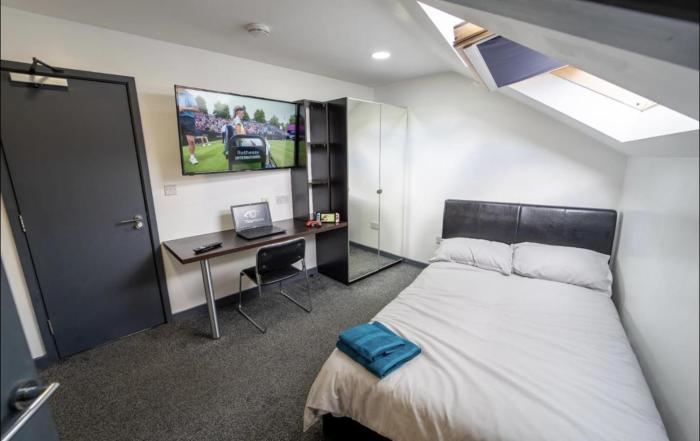 Fully Serviced studio available close to the city