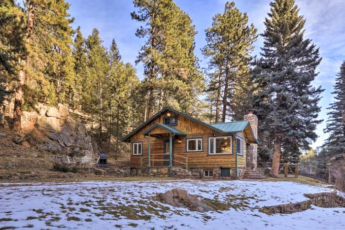 Forest-View Creekside Cabins with 4 Acres!