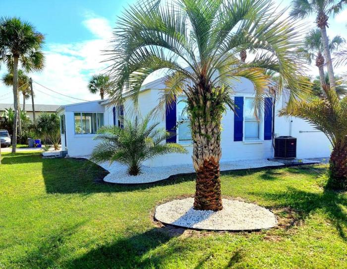 Beachside home, less than 500 steps to beach, oasis yard