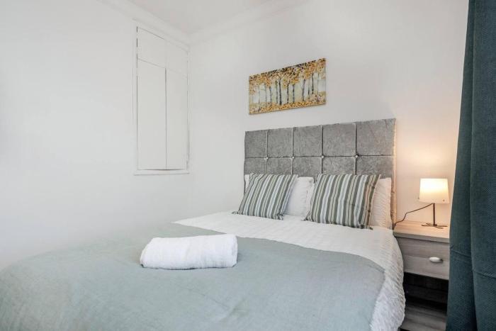Chic 2-Bedroom Flat - Sleeps 5 - Central Tilbury
