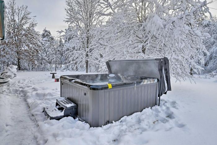 Nekoosa Golf Course Retreat with Hot Tub!