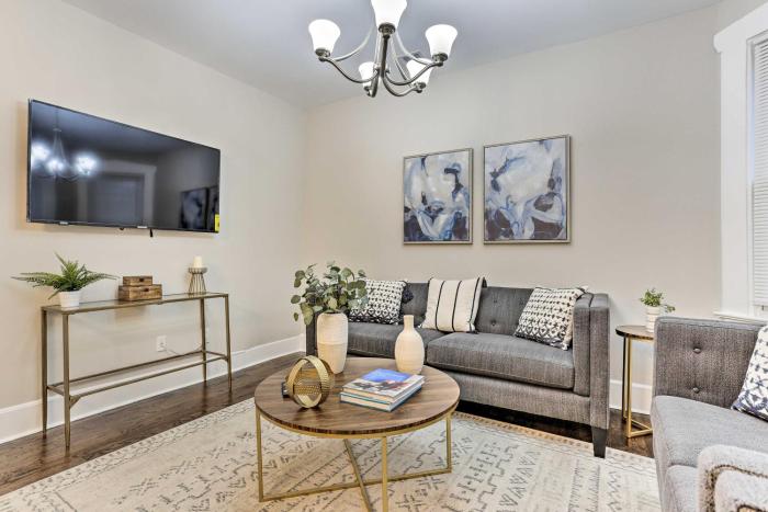 Pet-Friendly Newark Townhome Near Airport!