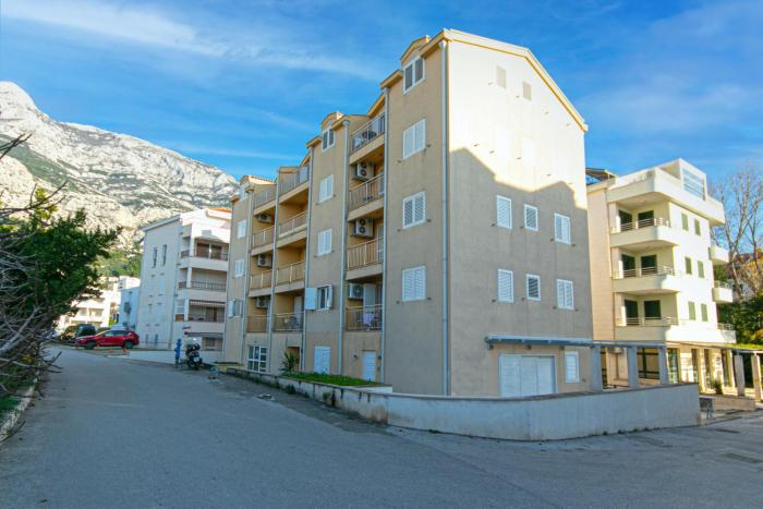 Apartments by the sea Makarska - 18160