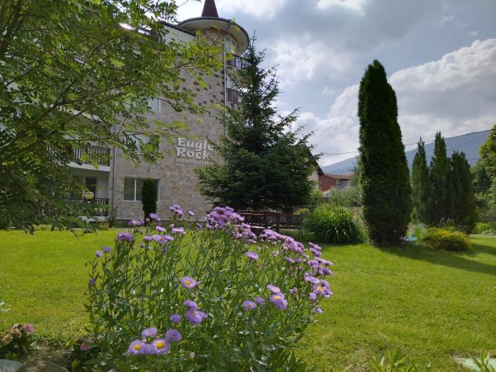 Studio apartment with mountain view at Eagle Rock complex