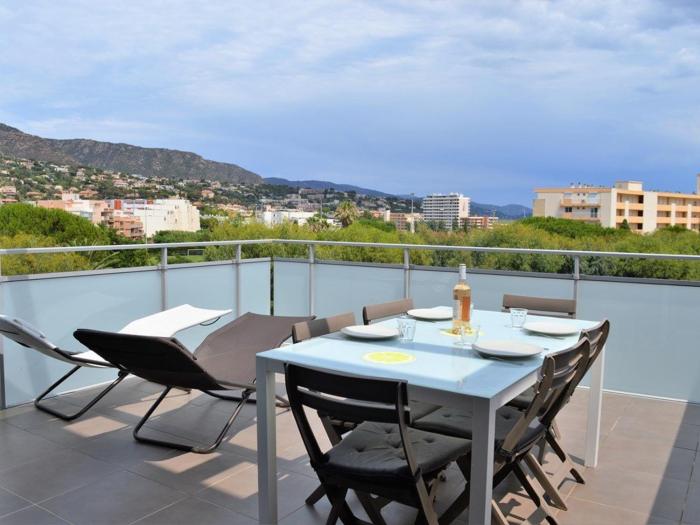 Spacieux Appt 3 Pièces avec Terrasse et Parking au Lavandou - FR-1-251-331
